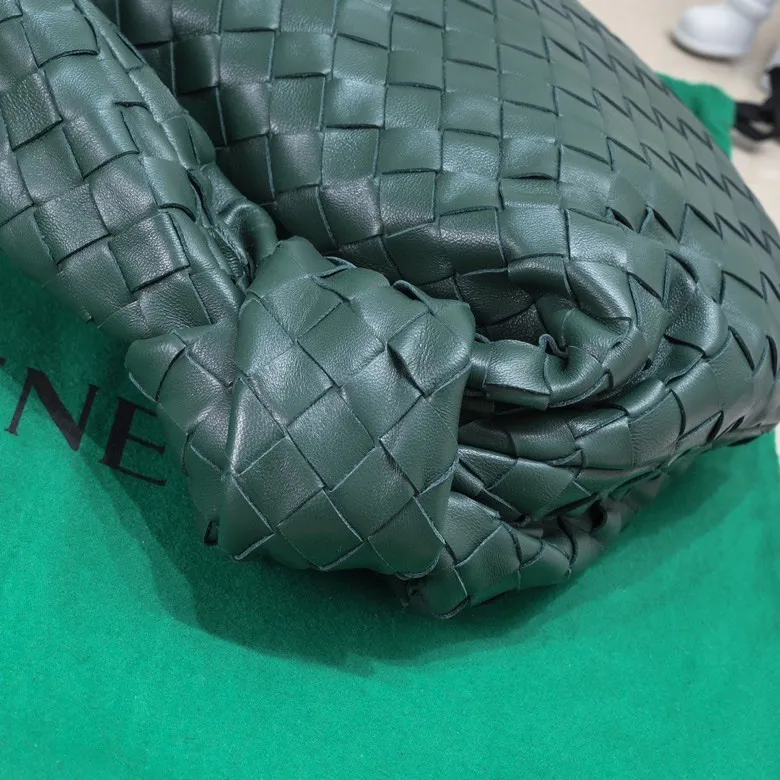 Batch 1460 BV Bottega Veneta 2022 Early Spring New Ladies Medium JODIE Handbag BV Bag 🔥The new method is to round the corners on the original basis and knot the round hobo bag with classic woven leather. The most iconic triangular pull-out design, using sheepskin draped soft shape, is super suitable for concave shapes~ Jodie feels really gentle to people, and is definitely the best item for daily matching. It has the same weave, new elements and twists, and is versatile. It is the new favorite of street style Internet celebrities! Size: 36*21*13 Model: 6697